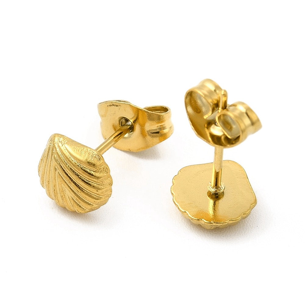 Shell golden stud earrings (PRE ORDER)