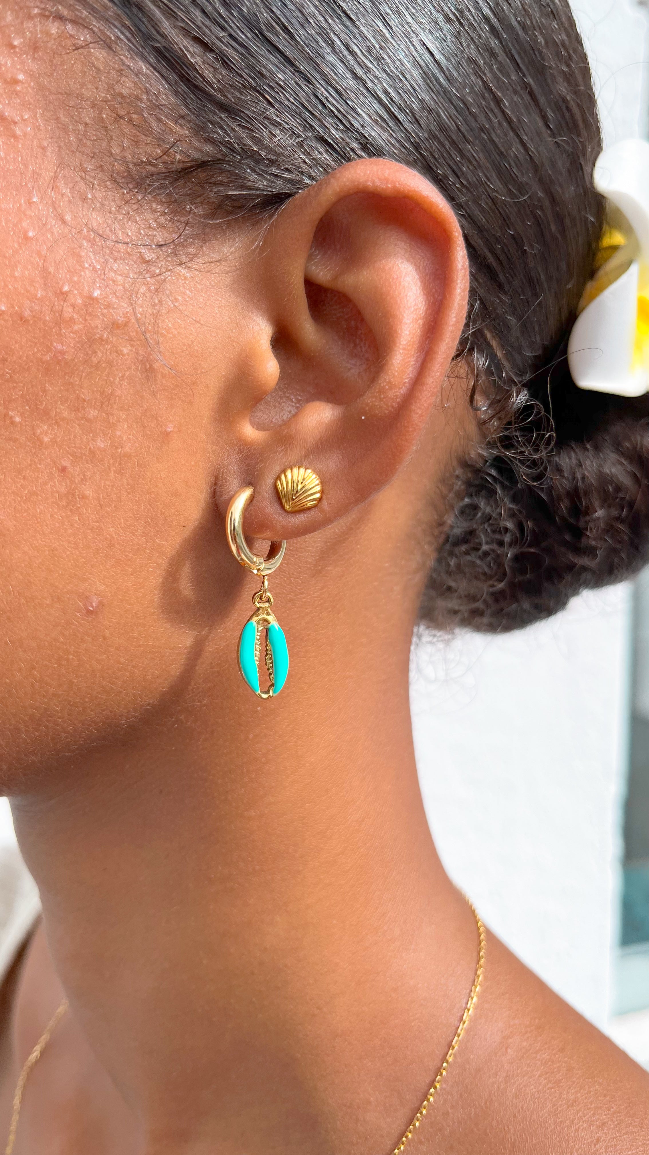 Shell golden stud earrings (PRE ORDER)