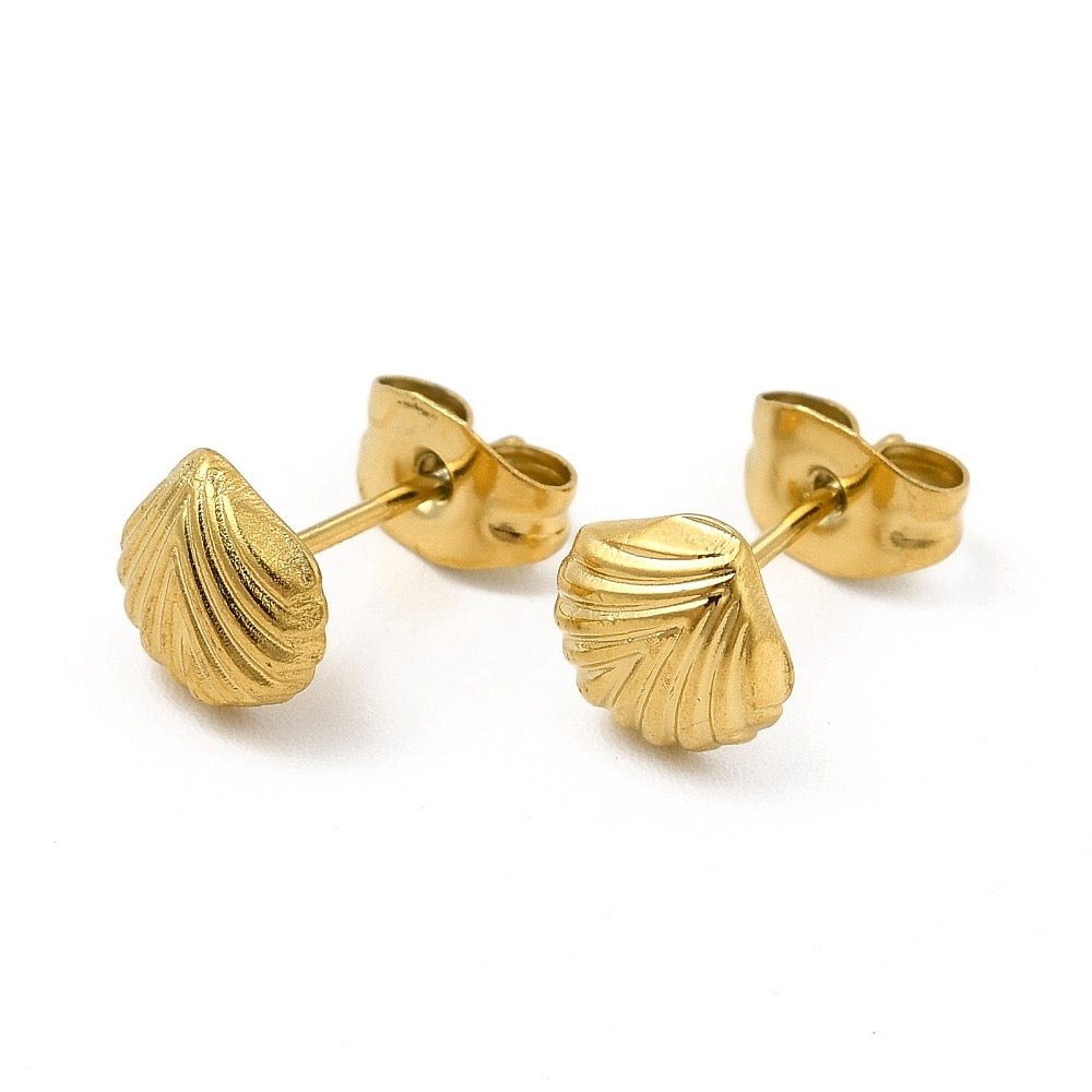 Shell golden stud earrings (PRE ORDER)